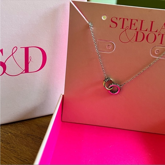 Stella and Dot New In box Delicate Interlock Pendant - Picture 2 of 2